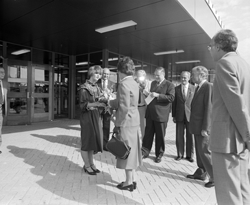 885065 Afbeelding van de aankomst van prinses Margriet op het Jaarbeursterrein te Utrecht, waar zij de de naar haar ...